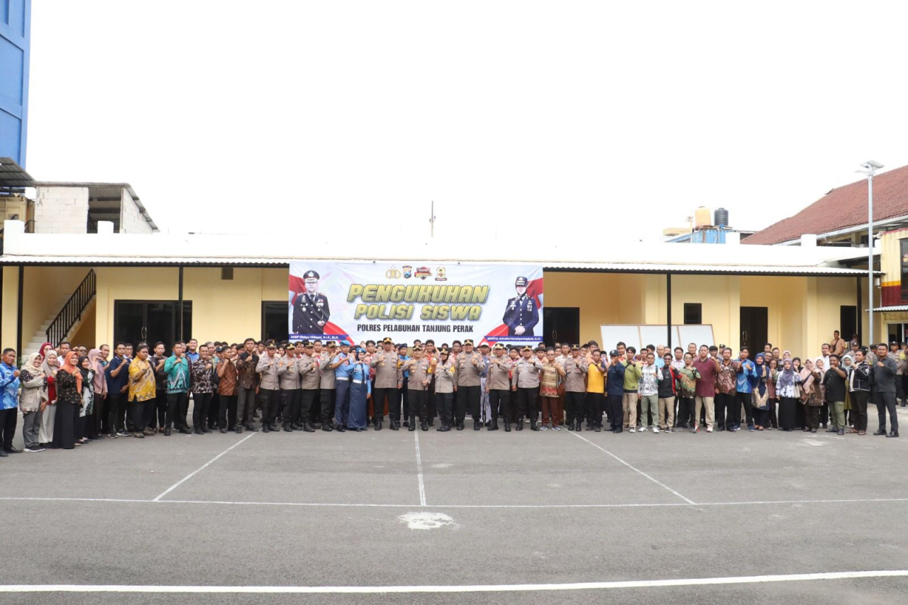 Cegah Bullying dan Kenakalan Remaja, Kapolres Pelabuhan Tanjung Perak Kukuhkan Polisi Siswa