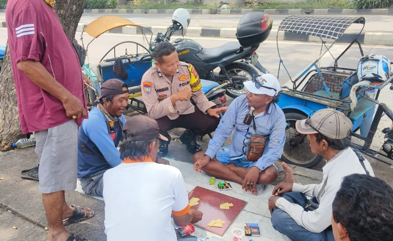 Bhabinkamtibmas Takal Kedinding Beri Binluh kepada Tukang Ojek Terkait Antisipasi Judi Kartu