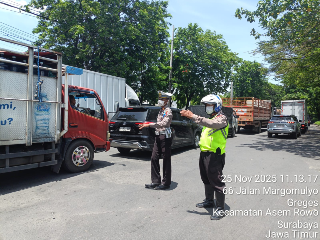 Personil Polsek Asemrowo Lakukan Pengaturan Lalin di Depan Injaplas Margomulyo Akibat Peningkatan Volume Kendaraan