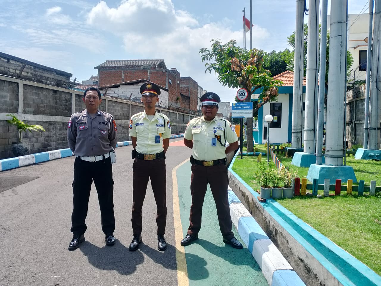Patroli Harkamtibmas Personil Polsek Kenjeran di Obyek Vital Gardu Induk PLN Nambangan
