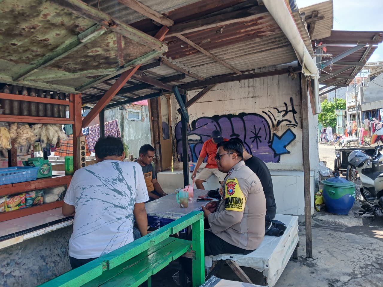 Patroli Harkamtibmas di Jalan Indrapura Jaya, Bhabinkamtibmas Tanjung Perak Ajak Warga Waspada Jelang Nataru