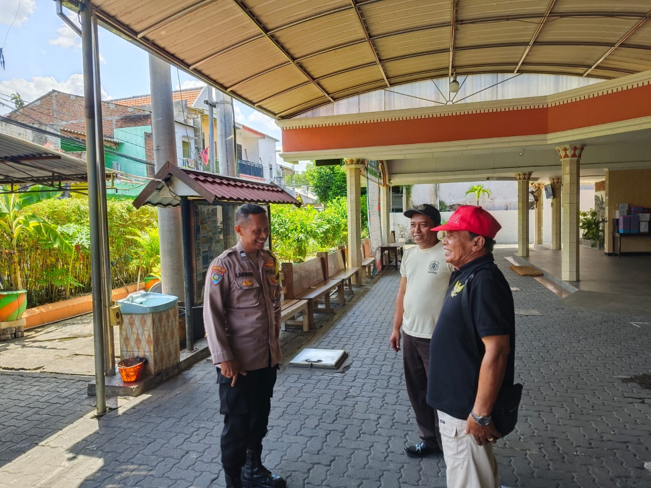 Bhabinkamtibmas Polsek Kenjeran Laksanakan Sambang dan Himbauan Kamtibmas di Gereja Ratu Pencinta Damai