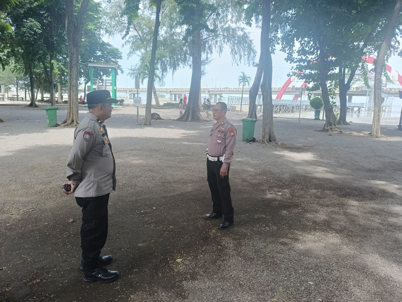 Personil Polsek Kenjeran Laksanakan Patroli Kryd Di Kawasan Wisata Pantai Kenjeran