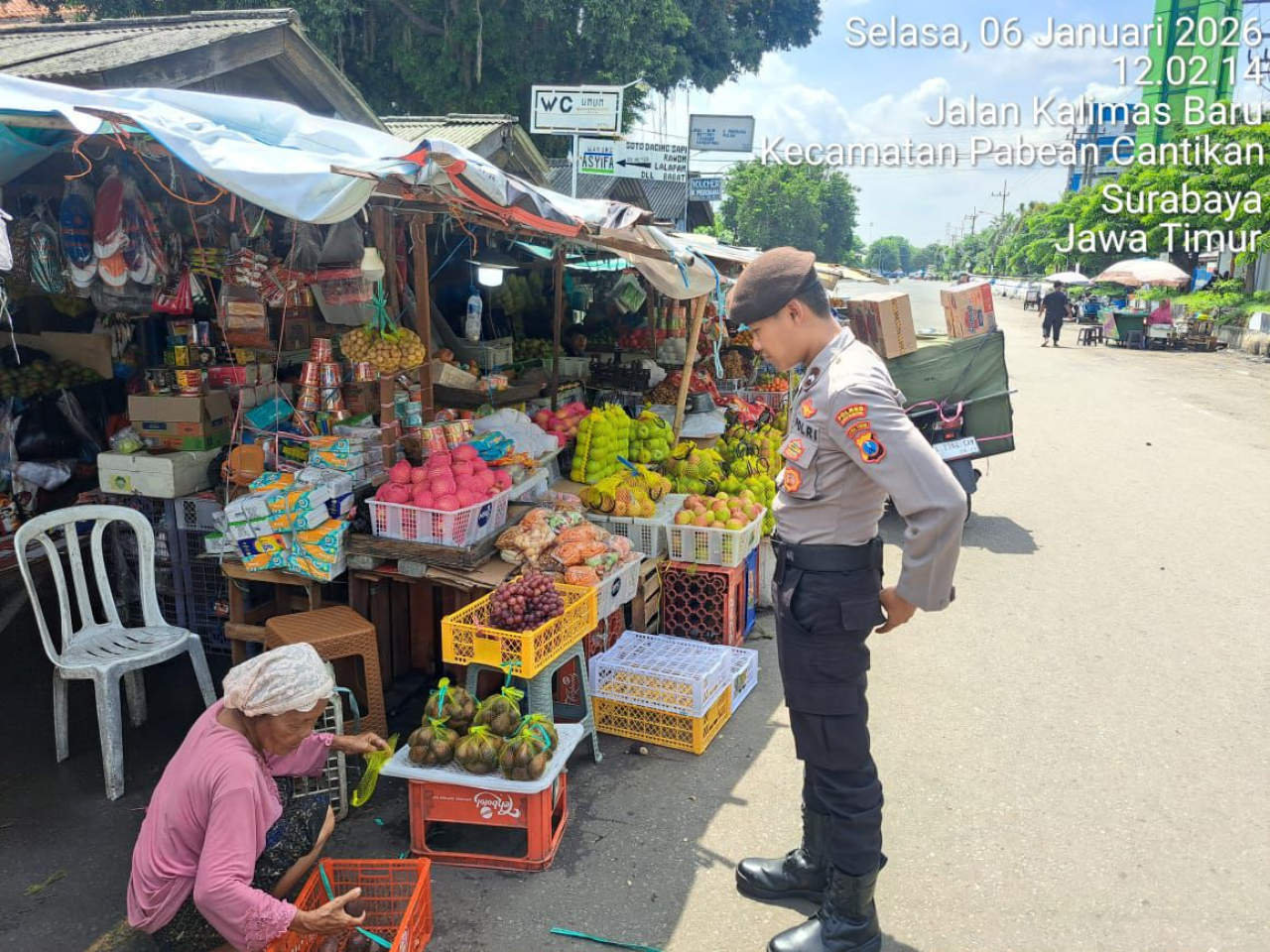 Sat Samapta Polres Pelabuhan Tanjung Perak Laksanakan Patroli Pam Obvit Di Pasar Ujung Pelabuhan