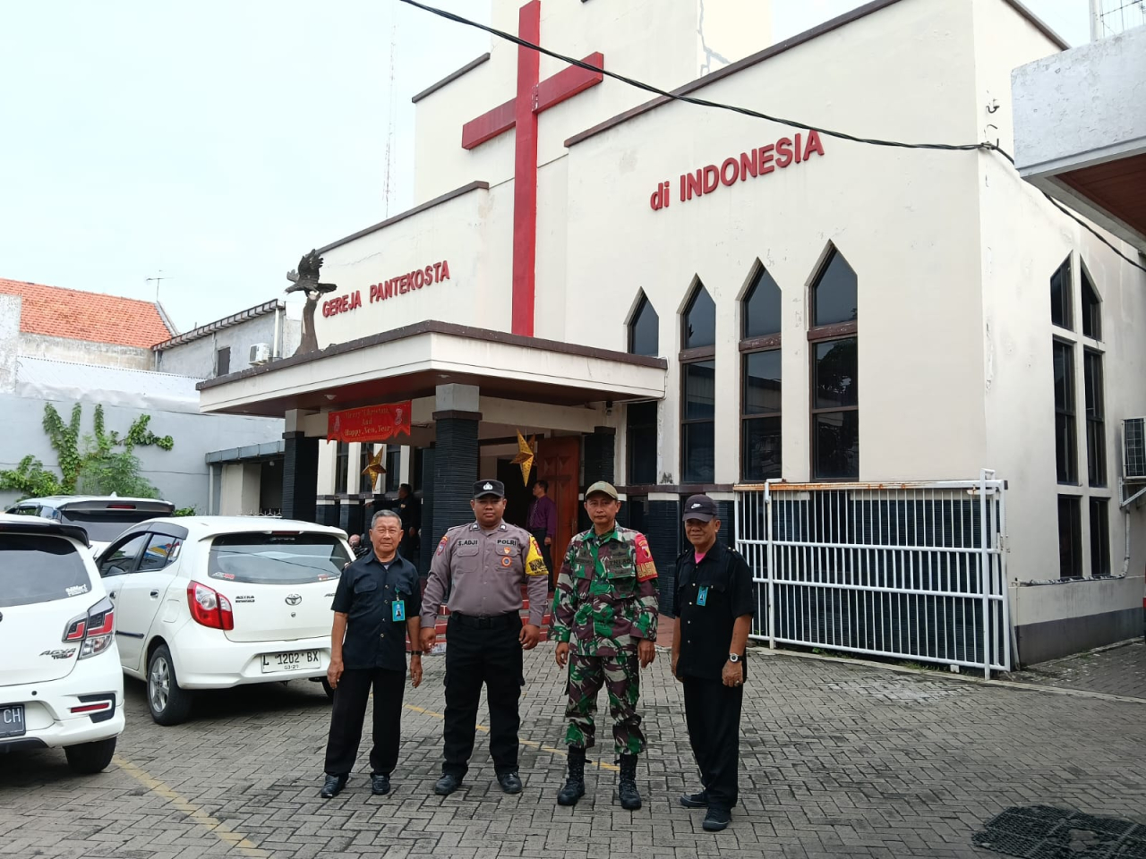 Berikan Rasa Aman, Polres Pelabuhan Tanjung Perak Gelar Pengamanan Kebaktian Umat Kristiani.