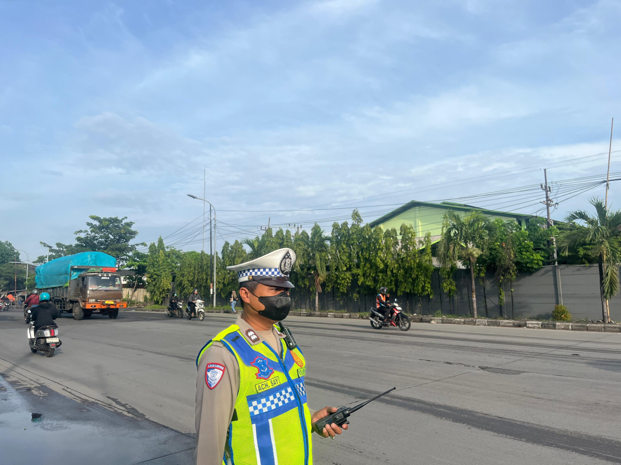 Satlantas Polres Pelabuhan Tanjung Perak Intensifkan Patroli dan Pengaturan Lalu Lintas dalam KRYD Pasca Operasi Lilin Semeru 2025