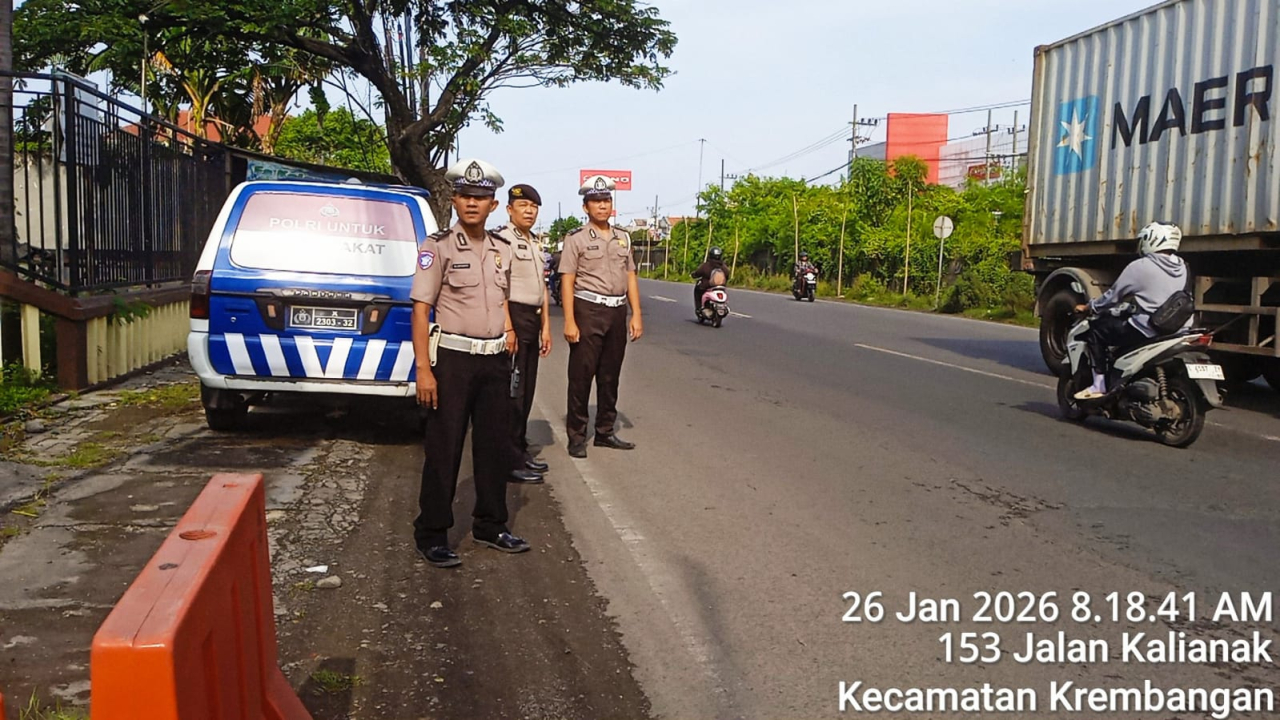 Personel Polsek Krembangan Laksanakan Pemantauan Arus Lalu Lintas di Jalan Kalianak