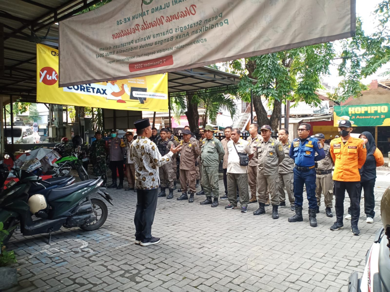 Bhabinkamtibmas Polsek Asemrowo Bersama Tiga Pilar Tertibkan PKL dan Jalur Pejalan Kaki