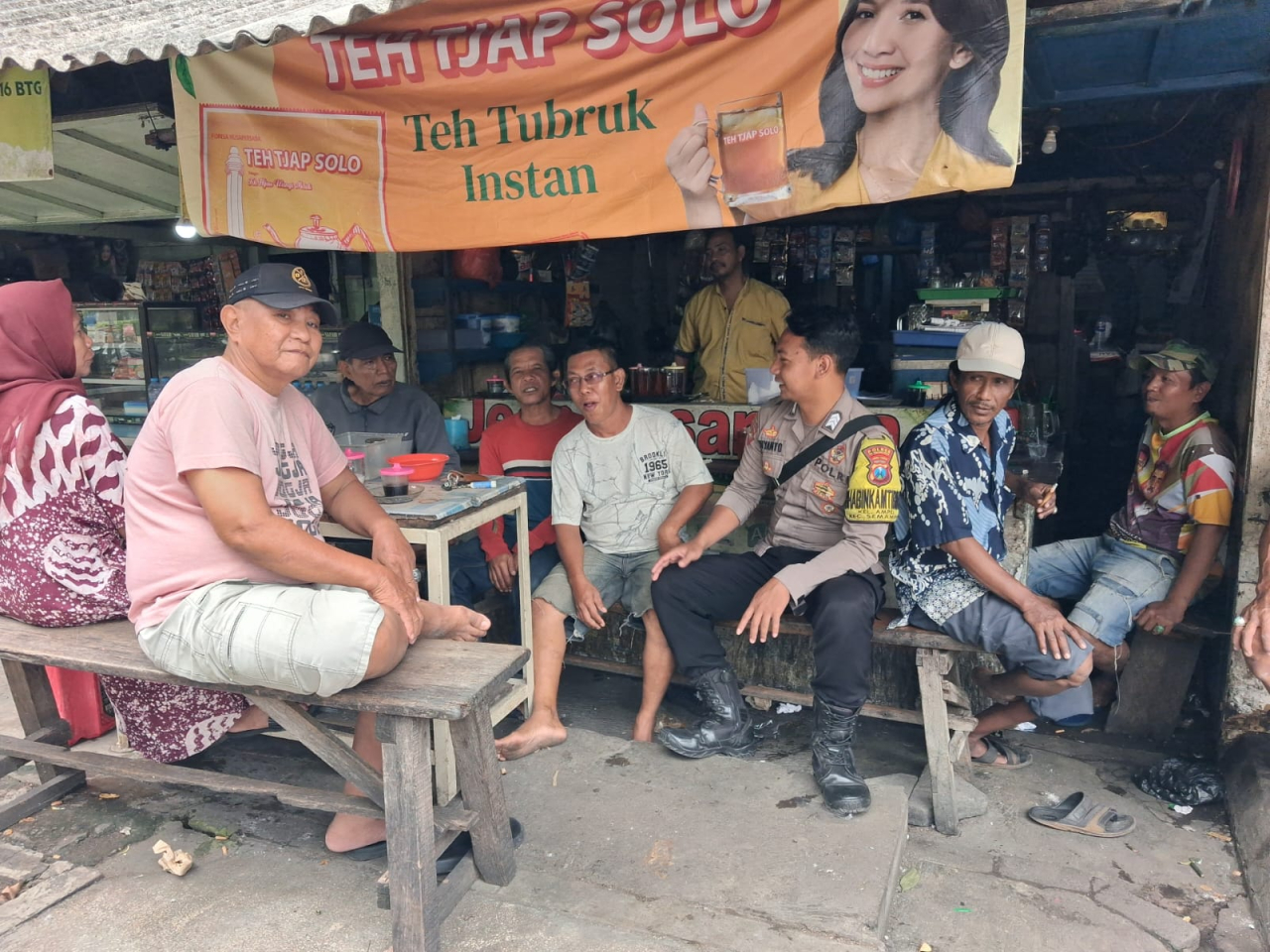 Bhabinkamtibmas Ampel Cangkrukan Bersama Warga, Sampaikan Pesan Kamtibmas