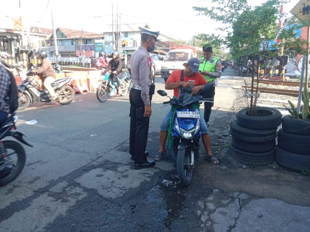 Anggota Lalu Lintas Polsek Asemrowo Laksanakan Teguran Pelanggaran Kasat Mata dalam Operasi Keselamatan Semeru 2026 di Jalan Tambak Mayor