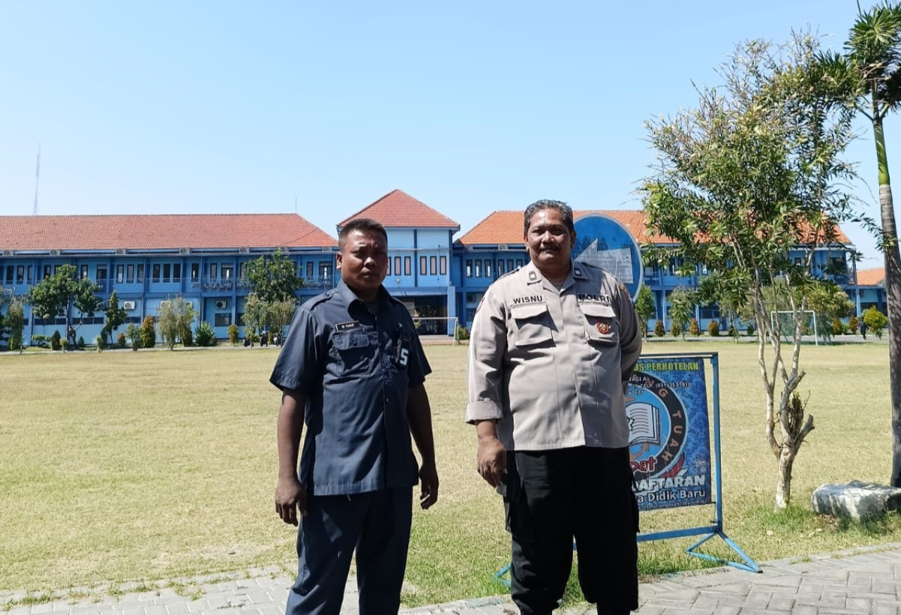 Patroli dan Sambang Polsek Krembangan di SMA Hang Tuah Surabaya, Petugas Sampaikan Himbauan Kamtibmas kepada Security Sekolah