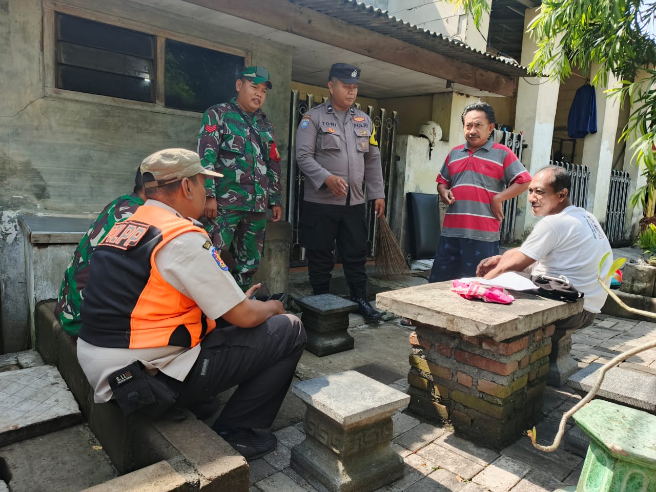 Bhabinkamtibmas Pegirian Bersama Babinsa dan Kasi Bangtib Laksanakan Sambang Warga di Jalan Wonokusumo Kidul Sampaikan Pesan Kamtibmas