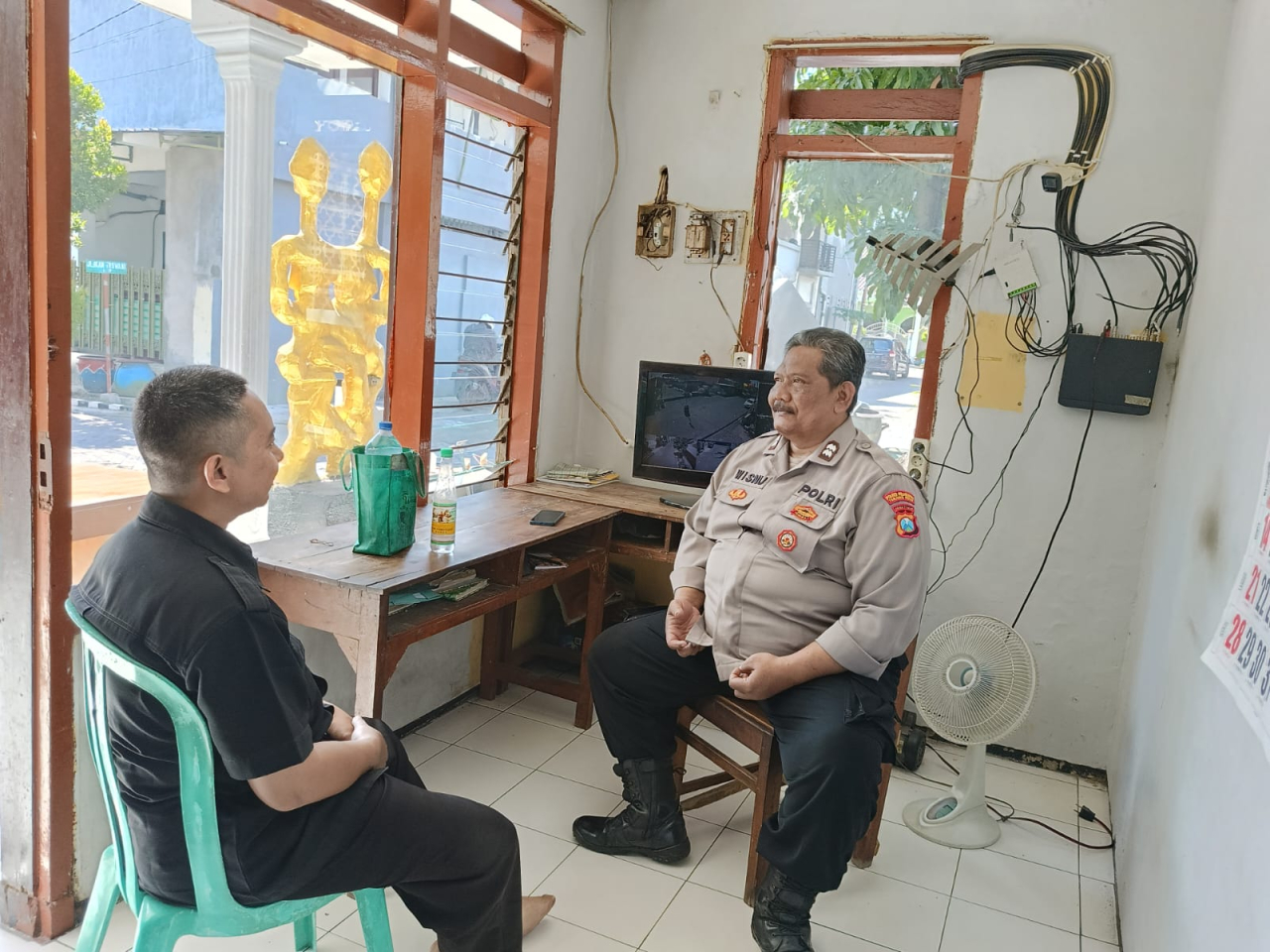 Patroli dan Sambang Polsek Krembangan di Pos Kamling Ikan Trowani Tingkatkan Kewaspadaan