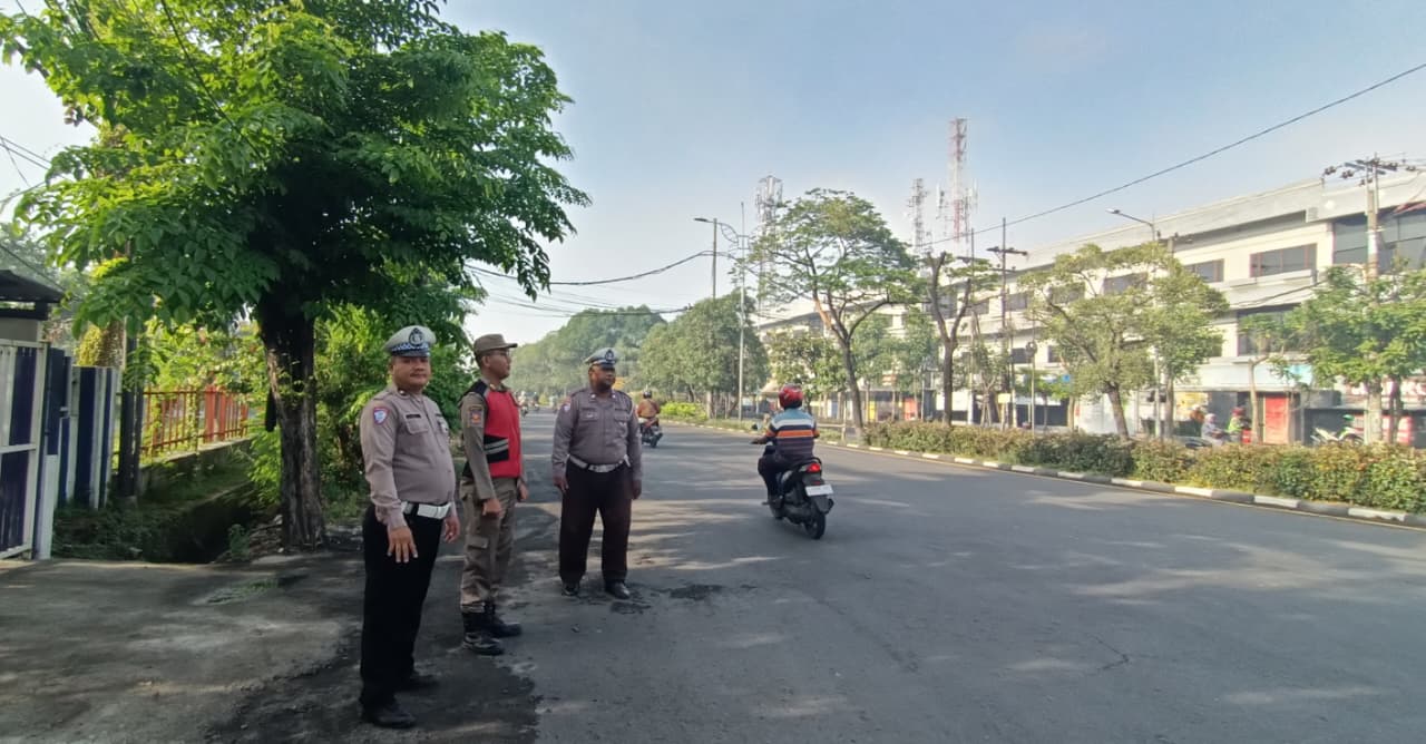Pengaturan Lalu Lintas Pagi Polsek Krembangan di Simpang Tiga Mbah Ratu Berjalan Lancar dan Terkendali
