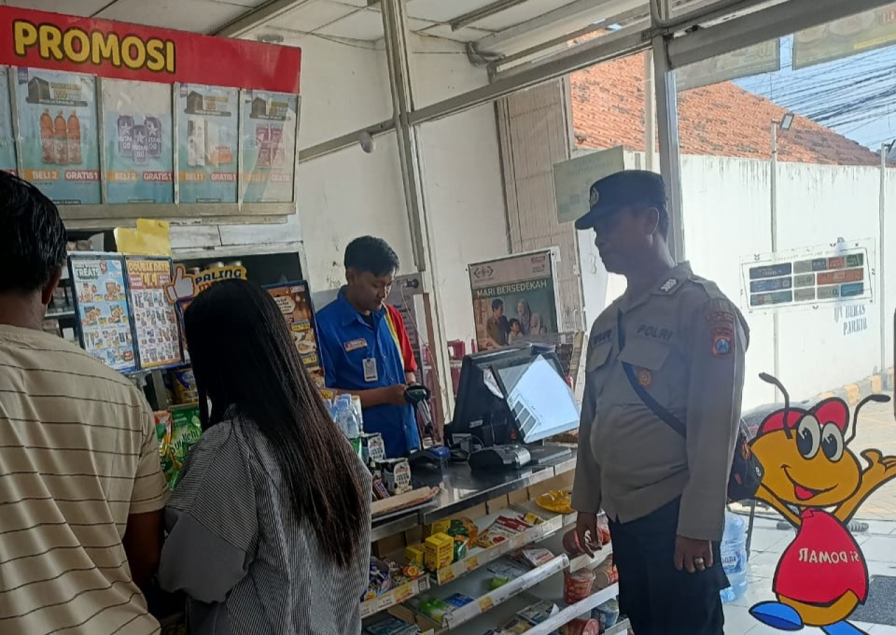 Patroli Dialogis Polsek Krembangan di Pertokoan Indomaret Jalan Raya Kalianak, Sampaikan Pesan Kamtibmas