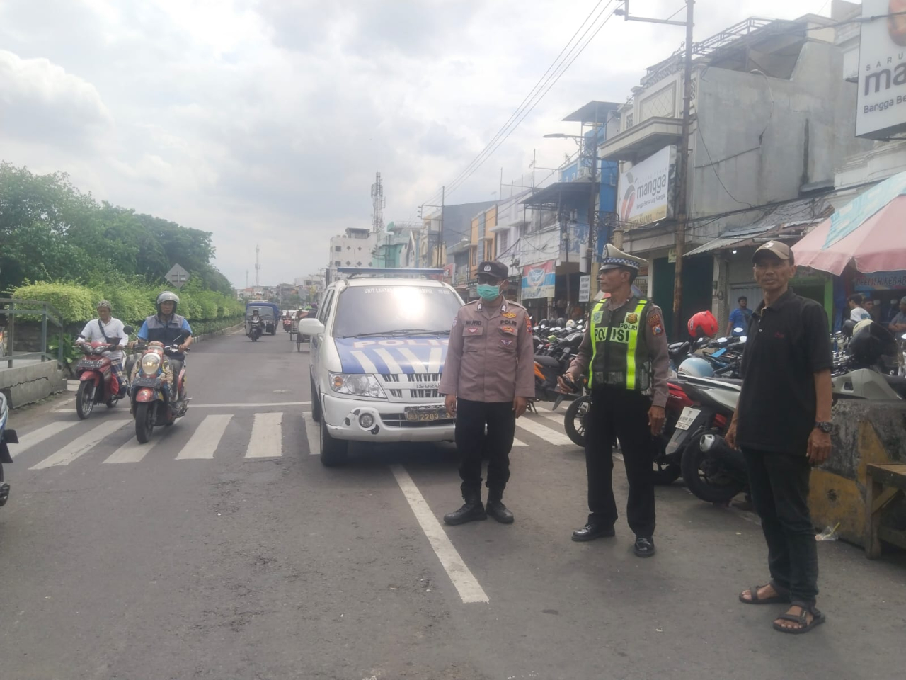 Polsek Semampir Laksanakan Patroli Harkamtibmas di Depan Wisata Religi Sunan Ampel
