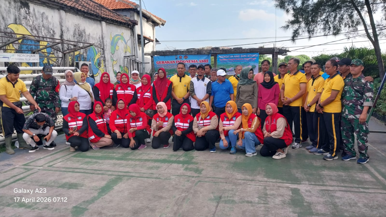 Gerakan Indonesia Asri, Polsek Asemrowo Bersama 3 Pilar dan Warga Gelar Aksi Bersih-Bersih Lingkungan