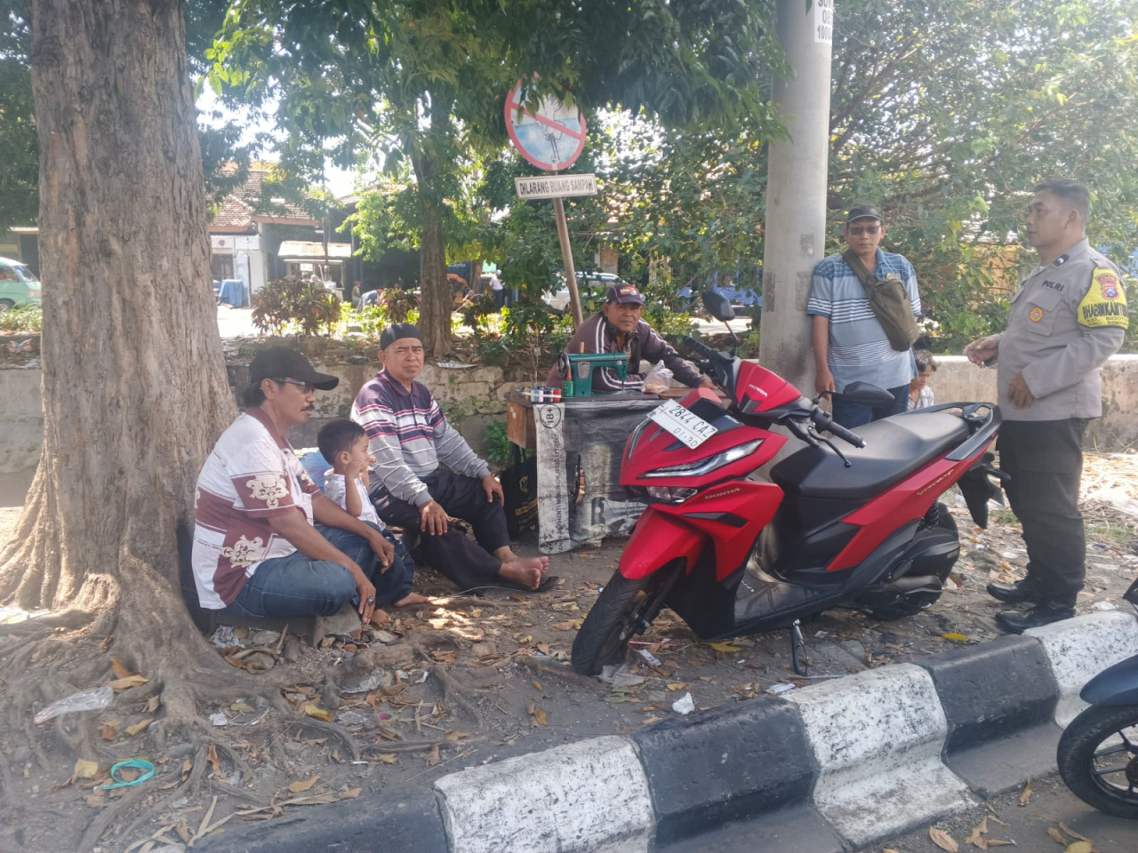 Bhabinkamtibmas Kelurahan Sidotopo Sambangi Warga, Imbau Tingkatkan Kewaspadaan terhadap Pencurian Kendaraan Bermotor