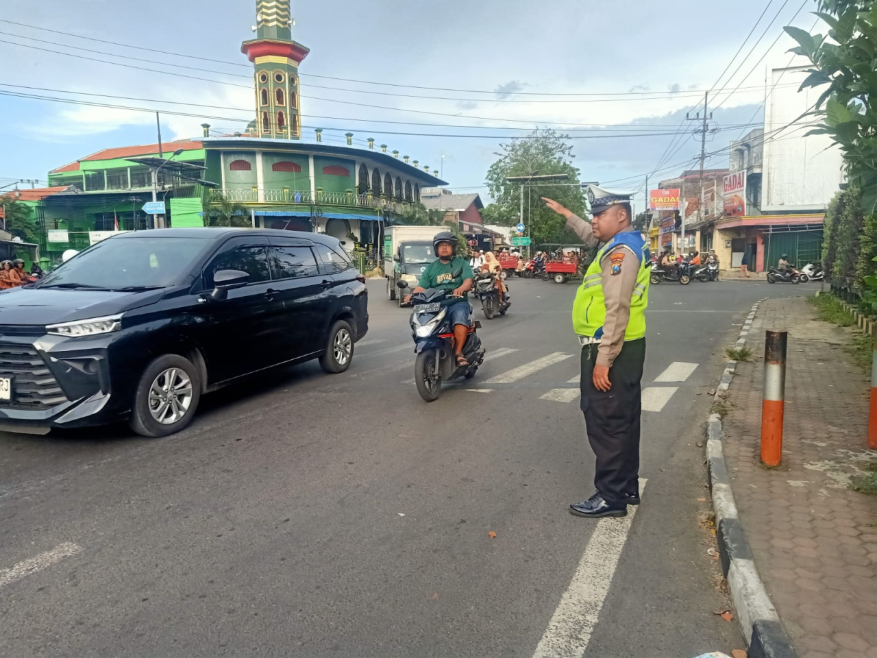 Pengaturan Arus Lalu Lintas di TL Karang Tembok, Polsek Semampir Bantu Penyeberangan Warga