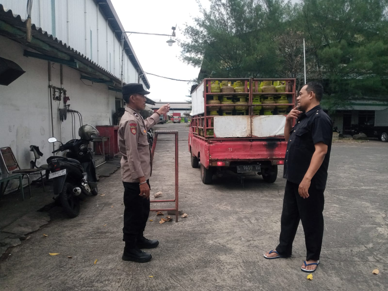 Patroli Pemantauan Pergudangan PT Jaja Agung Bright Gas, Polsek Asemrowo Antisipasi Gangguan 3C