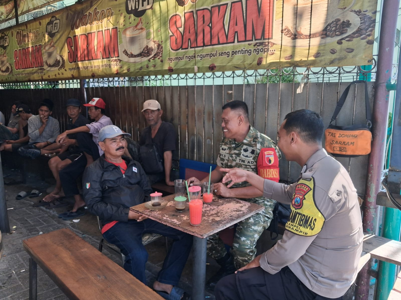 Bhabinkamtibmas Ampel Bersama Babinsa Sambang Warga, Ingatkan Waspada Penipuan dan Curanmor