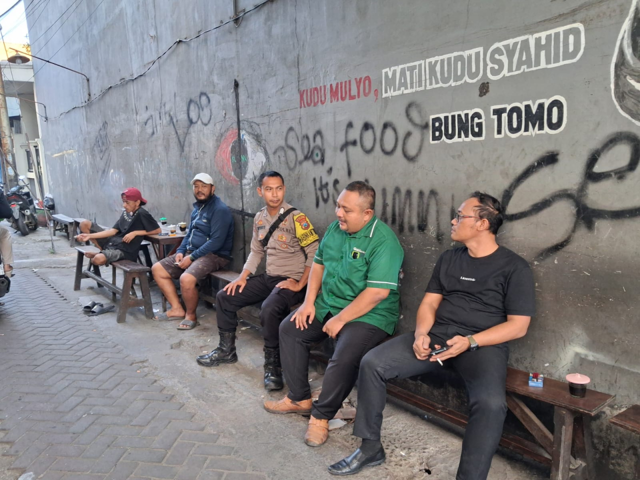 Bhabinkamtibmas Ampel Sambang Warga di Nyamplungan, Sampaikan Imbauan Waspada Penipuan dan Curanmor