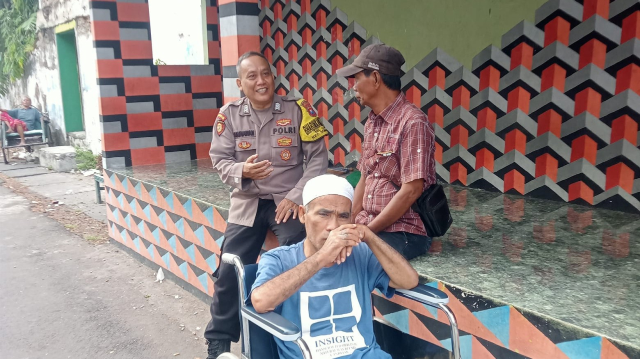 Bhabinkamtibmas Kelurahan Ujung Sambang Warga Sawah Pulo, Sampaikan Pesan Kamtibmas