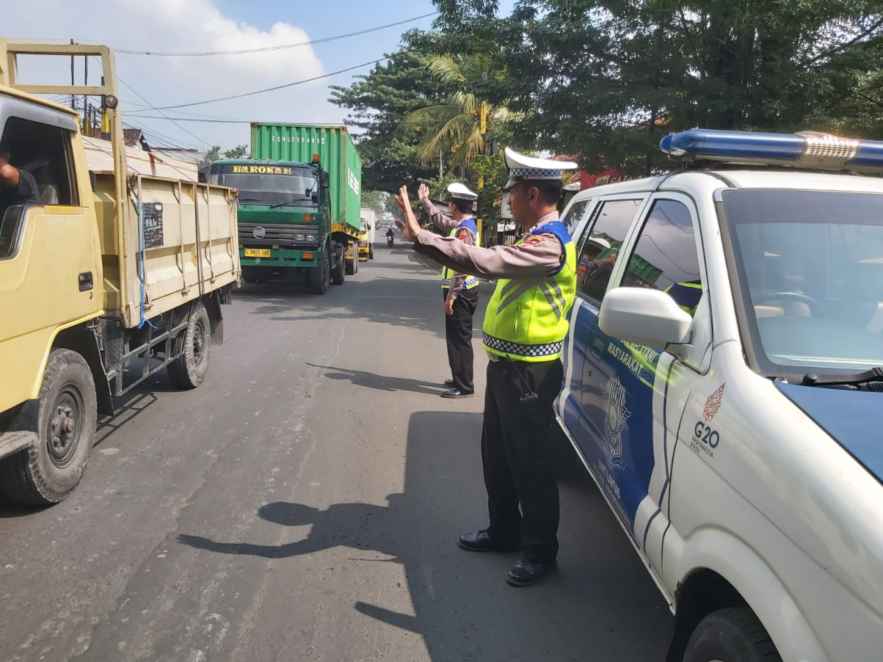 Personel Polsek Krembangan Laksanakan Patroli Mobile di Bawah Jembatan Tol Gadukan
