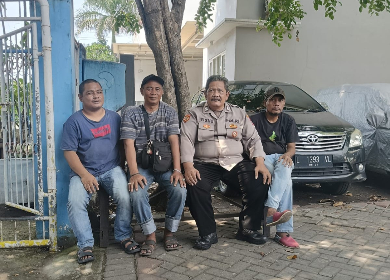 Personel Polsek Krembangan Patroli dan Sambang Warga di Jalan Ikan Duyung