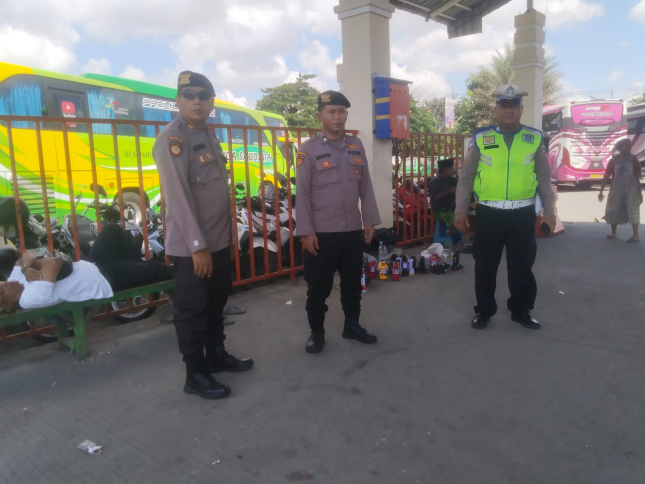 Personel Polsek Semampir Laksanakan Patroli Harkamtibmas di Terminal Bus Wisata Religi Sunan Ampel