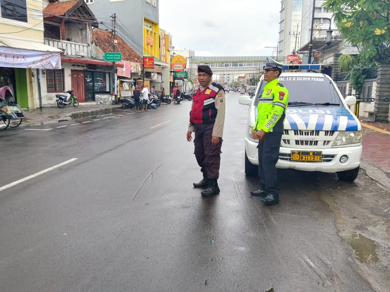 Personel Polsek Pabean Cantikan Laksanakan Patroli Harkamtibmas dan Pengaturan Lalu Lintas di Jalan Kembang Jepun