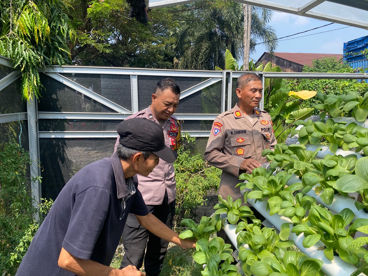 Bhabinkamtibmas Dampingi Kasat Binmas Laksanakan Pembinaan Ketahanan Pangan Hidroponik di Taman Petekkan Riverside