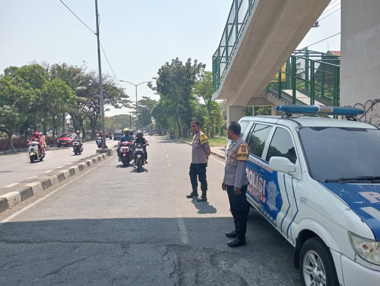 Personel Polsek Kenjeran Laksanakan Patroli Kewilayahan dan Tertibkan Pelanggaran Arus Lalu Lintas