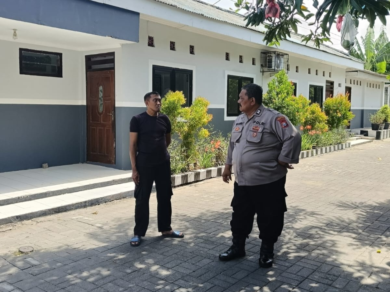 Personel Polsek Krembangan Laksanakan Patroli dan Sambang di Perumahan Jalan Ikan Trowani