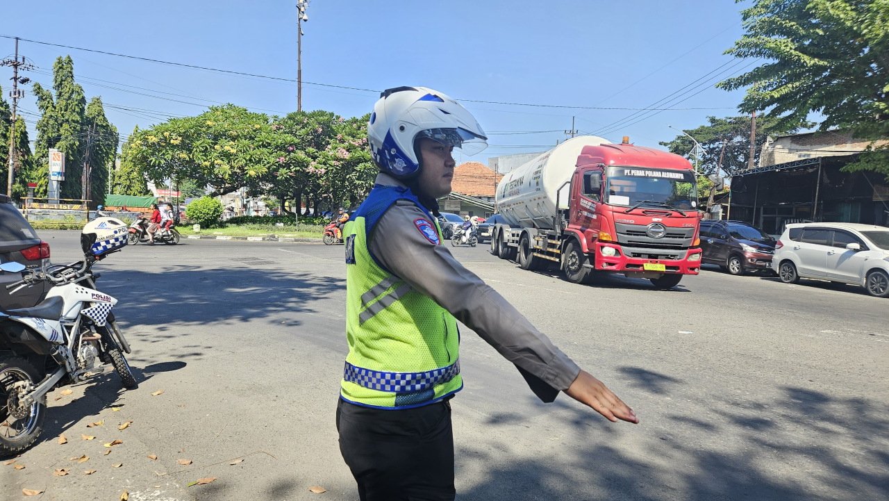 Kegiatan Rutin Satlantas Polres Pelabuhan Tanjung Perak, Arus Lalu Lintas Terpantau Lancar dan Kondusif