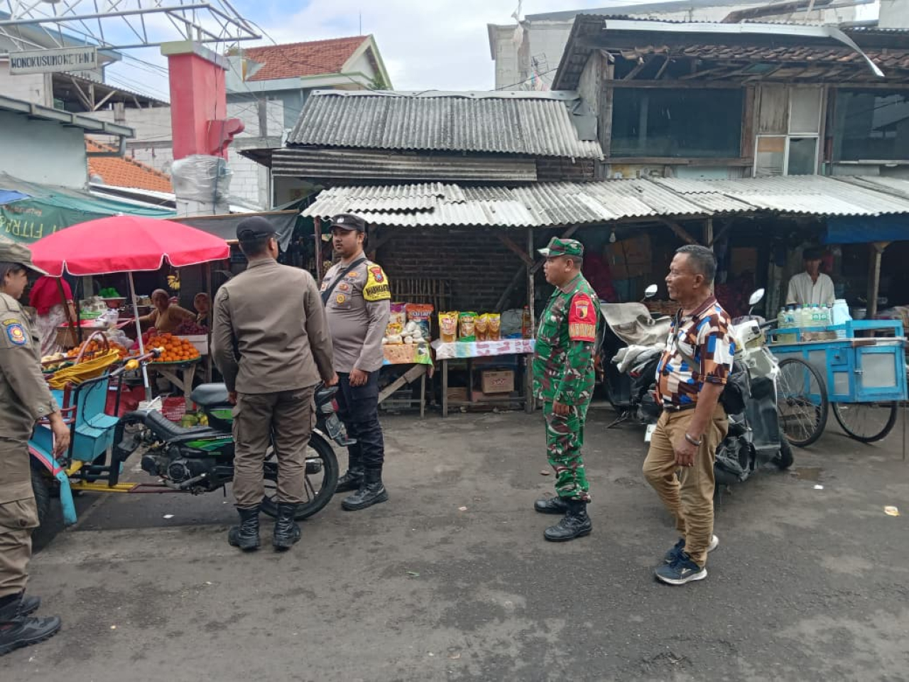 Bhabinkamtibmas, Babinsa dan Satpol PP Tertibkan Penggunaan Bahu Jalan di Pasar Wonokusumo