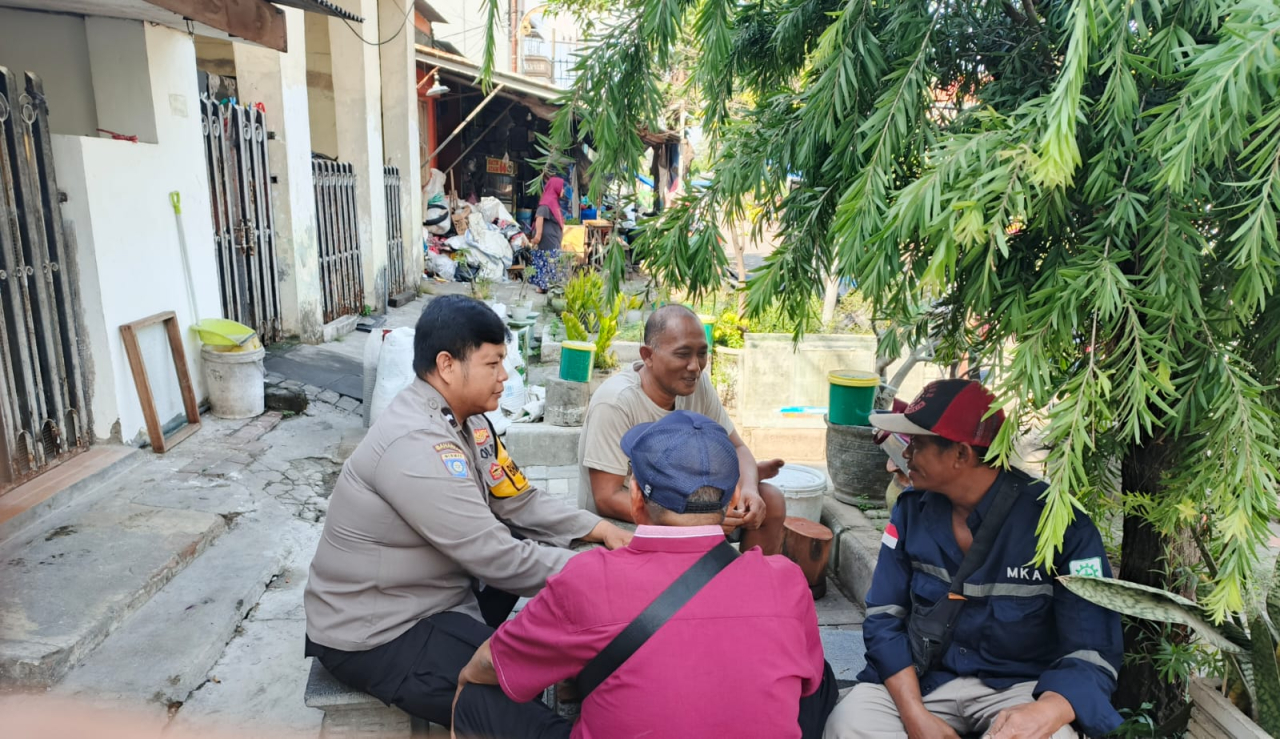 Bhabinkamtibmas Pegirian Ajak Warga Tingkatkan Kewaspadaan Melalui Cangkrukan Kamtibmas