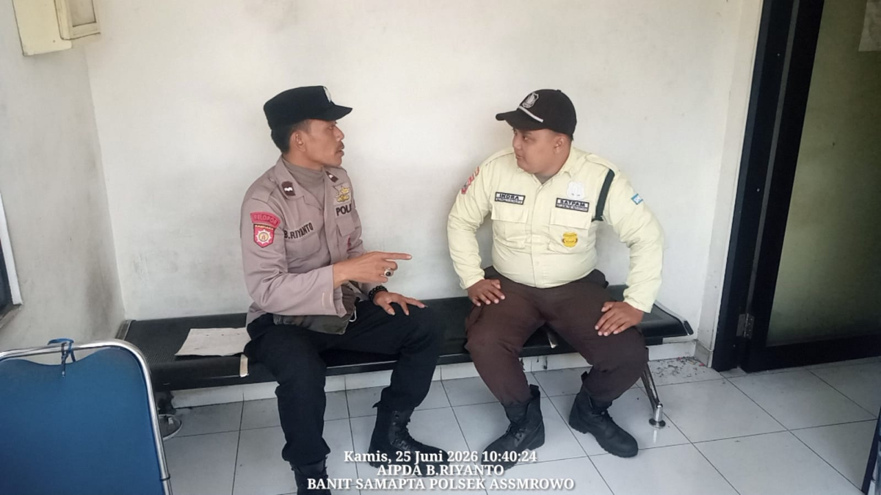 Patroli Dialogis Polsek Asemrowo di Pergudangan Injaplas, Tingkatkan Kewaspadaan terhadap Kejahatan 3C