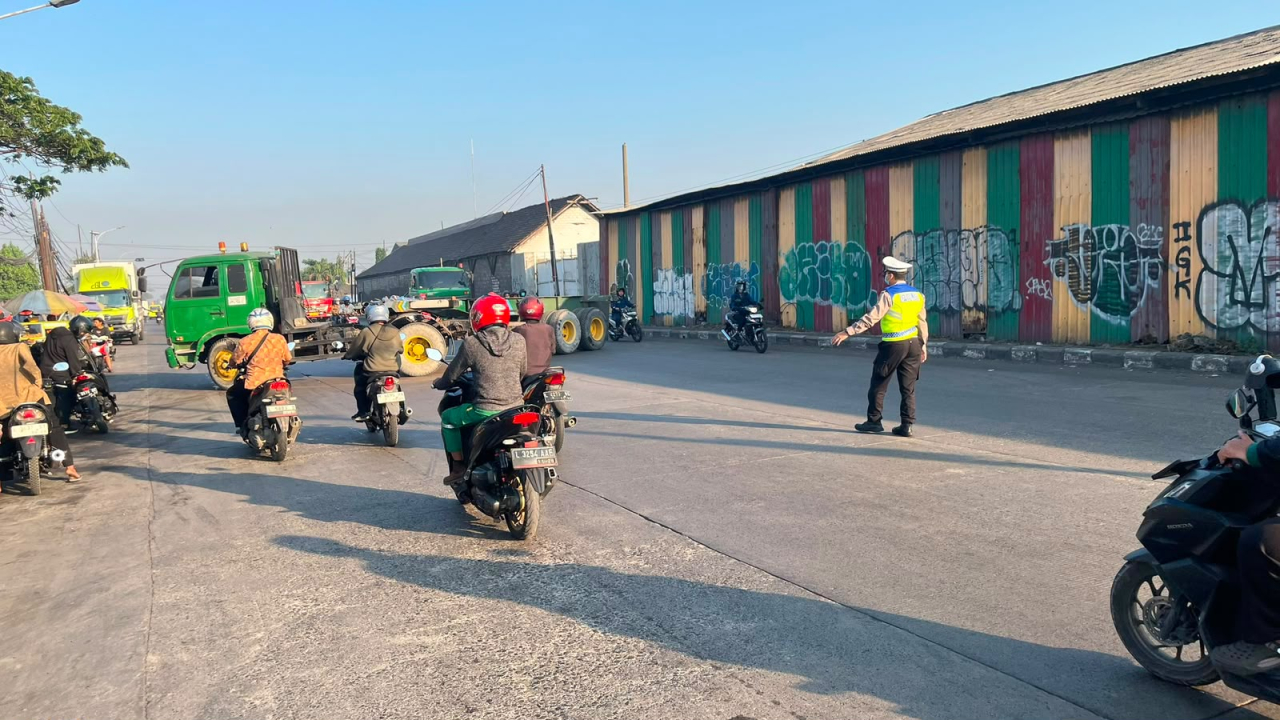 Satlantas Polres Pelabuhan Tanjung Perak Gelar Patroli dan Penindakan Pelanggaran Rambu Larangan di Kalianak dan Karang Tembok