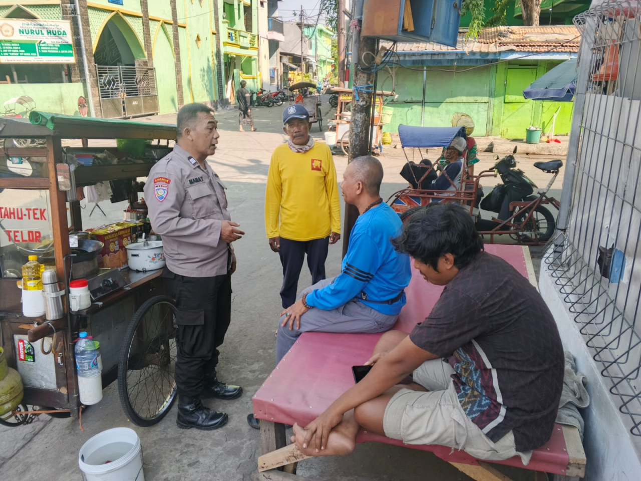 Bhabinkamtibmas Sidotopo Sosialisasikan Pencegahan Curanmor Saat Sambang Warga di Jalan Sencaki