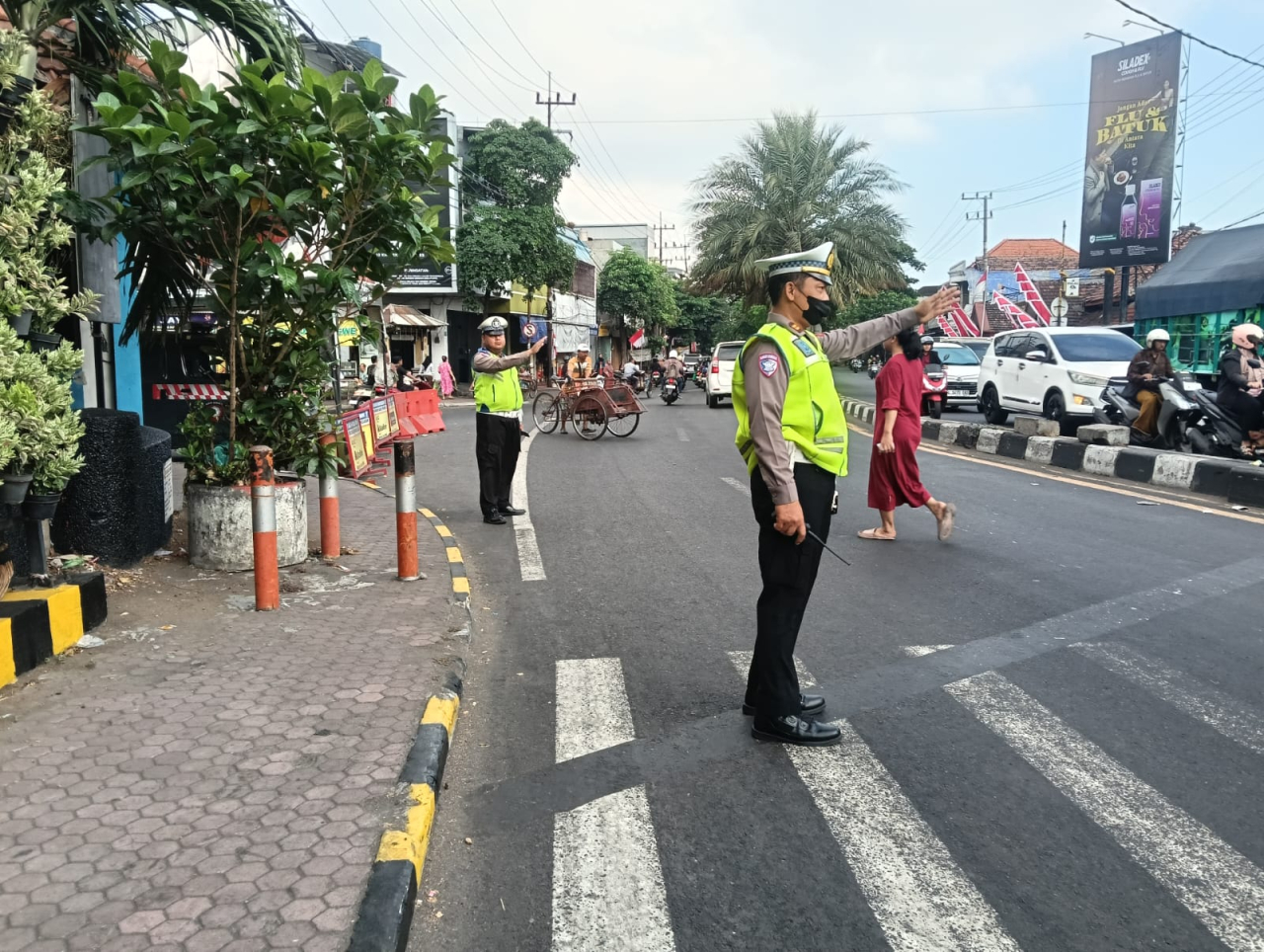 Polsek Semampir Pantau Arus Lalu Lintas di TL Karang Tembok, Antisipasi Kepadatan Jam Kerja