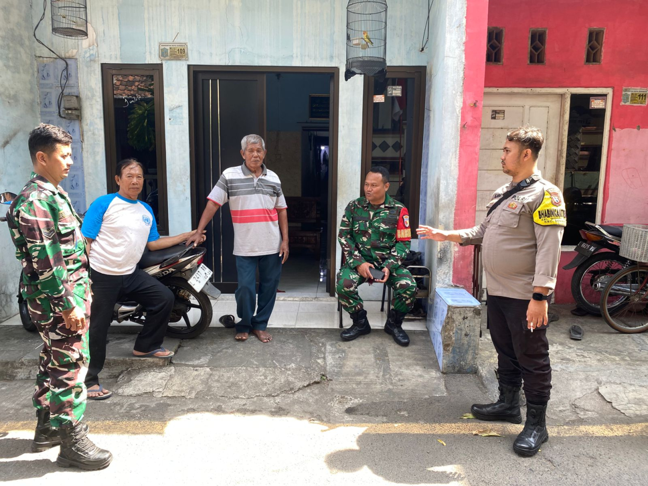 Bhabinkamtibmas Wonokusumo Sambang Bersama Babinsa, Ingatkan Warga Waspada Curanmor