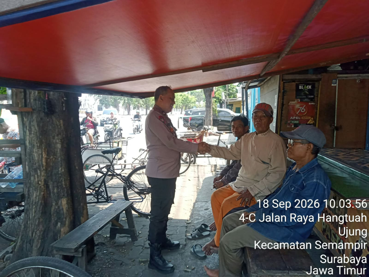 Bhabinkamtibmas Kelurahan Ujung Sambang Warga di Jl. Hangtuah, Imbau Waspada Curanmor