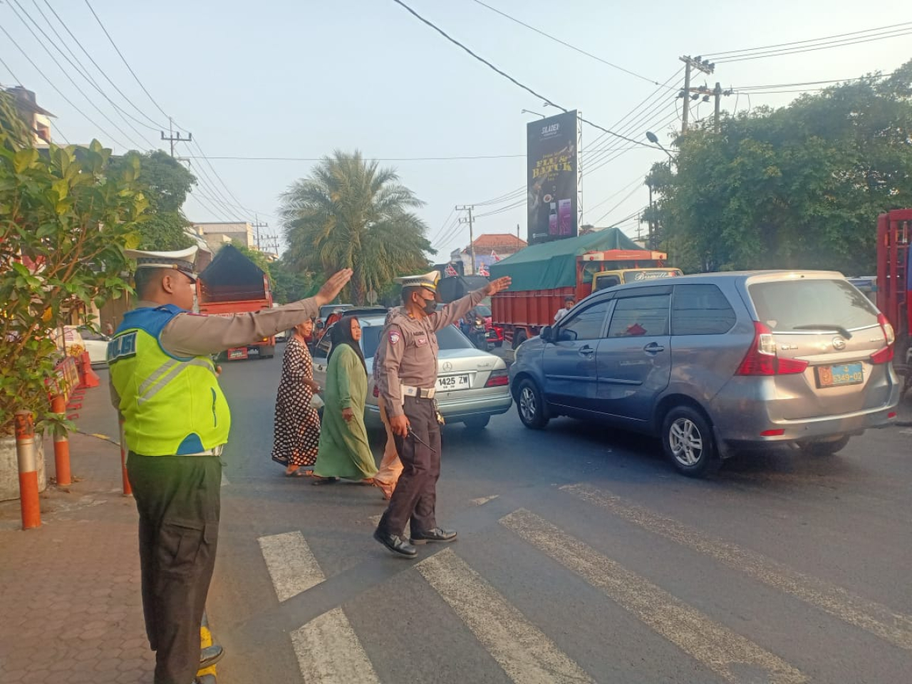 Polsek Semampir Laksanakan Pengaturan Lalu Lintas di TL Karang Tembok, Cegah R2 dan Bentor Lawan Arah