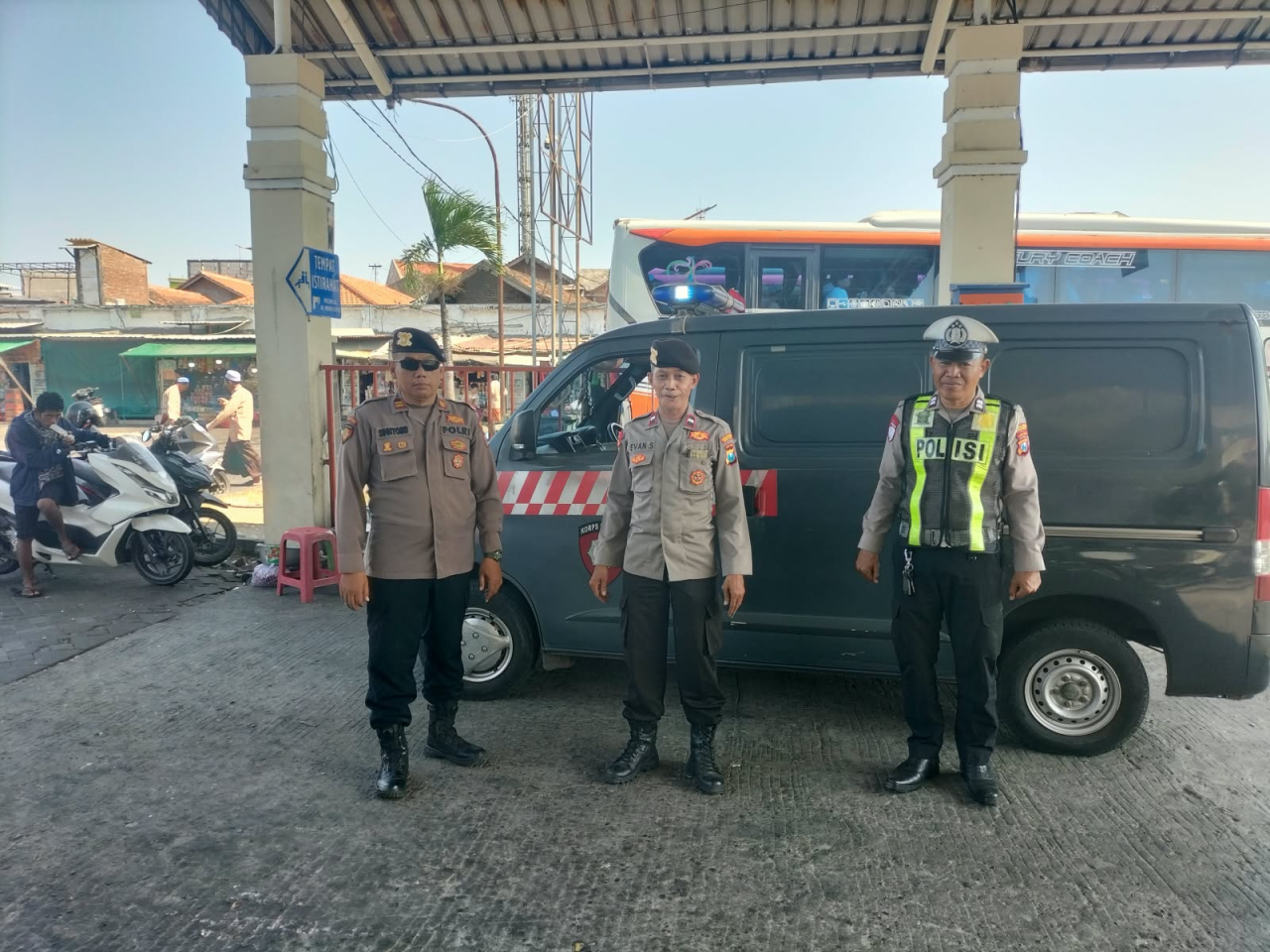 Polsek Semampir Patroli di Terminal Religi Sunan Ampel, Ingatkan Peziarah Waspada Barang Bawaan