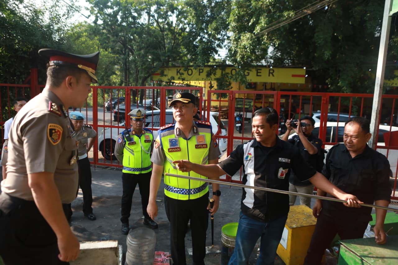 Kapolres Pelabuhan Tanjung Perak pantau langsung stok BBM di sejumlah SPBU.