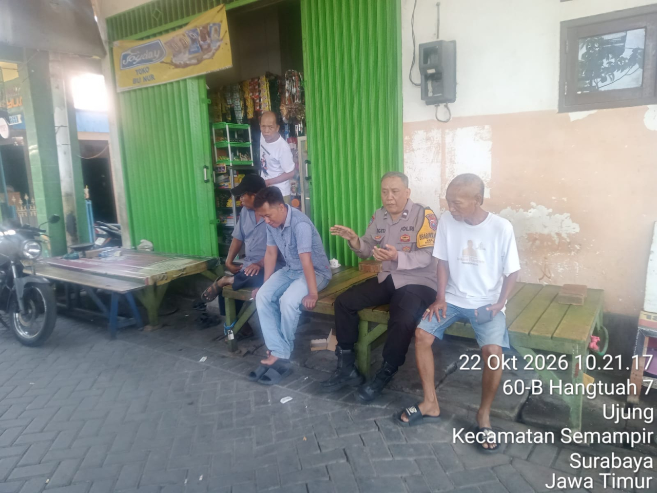 Bhabinkamtibmas Kelurahan Ujung Sambang Warga Hang Tuah 7, Sampaikan Pesan Kamtibmas