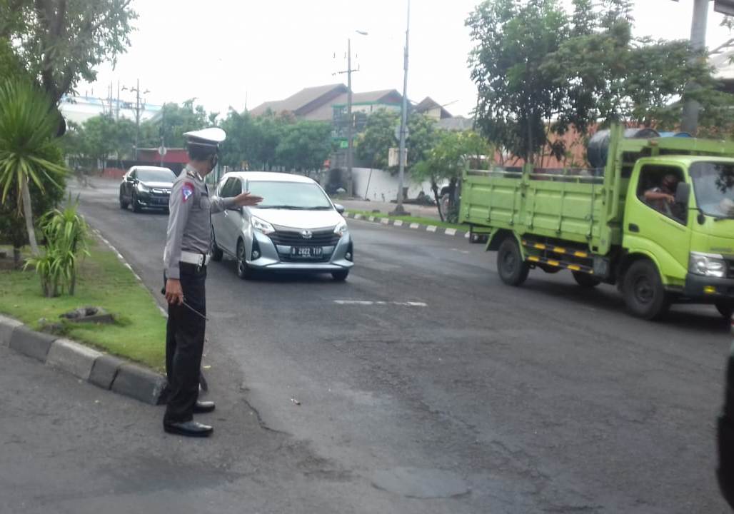 Unit Lantas Polsek Asemrowo Lakukan Pengaturan Rutin di Pagi Hari