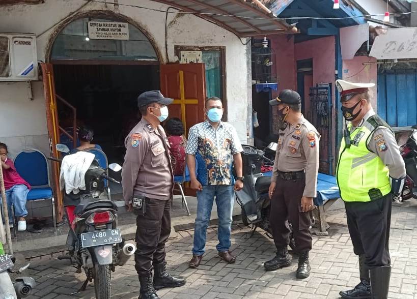 Polsek Asemrowo Lakukan Pengamanan Kebaktian Minggu Pagi