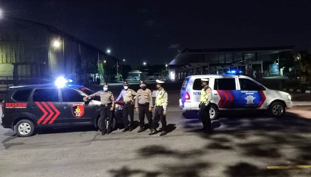 Polsek Asemrowo Gelar Patroli Mobile di Malam Hari, Antisipasi Jambret & Begal Motor